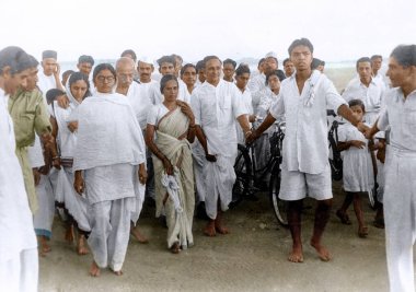 Mahatma Gandhi ve arkadaşları Juhu Sahili, Mumbai, Maharashtra, Hindistan, Asya, Mayıs 1944 
