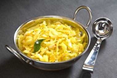 Gri arka planda haşlanmış lahana kızartma