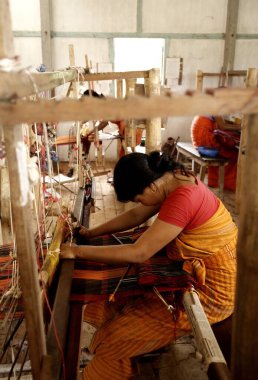 El işi, el dokuma tezgahında çalışan kadın, Sivil Toplum Örgütü Eylem Kuzey-Doğu Tröstü ANT, Bongaigaon, Assam, Hindistan 