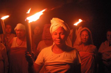 Meira Paibis, kadın ve anne, Imphal, Manipur, Hindistan gibi etkilenmiş haklarına ışık tutmak için kendilerini yanan meşalelerle sunuyor.