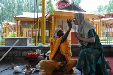 Rahip, mata kheer bhawani tapınağı, Srinagar, jammu Kashmir, Hindistan, Asya