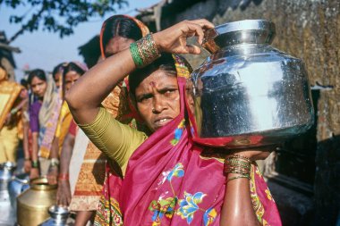 Kadınlar gecekondu mahallesinde, Mumbai 'de, Maharashtra' da, Hindistan 'da, Asya' da su toplamak için sırada bekliyorlar. 
