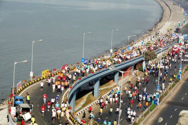 Nariman Point 'teki Queens Necklace' da Charni yolu üstgeçidinde koşan katılımcılar Bombay 'da Mumbai maratonu düzenlendi. 