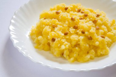 Hint yemeği; tatlı tatlı moong dal ka halwa mung fasulye ezmeli lapa