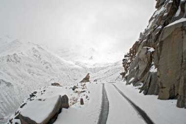Khardungla geçidi yolu karla kaplıydı; Leh; Ladakh; Jammu ve Kashmir; Hindistan 11 - Nisan-2008