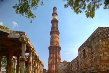 Qutab Minar kompleksi, Delhi, India
