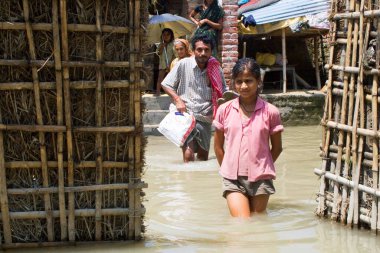 2008 yılında büyük oranda yoksulluk sınırının altında acı çeken Kosi nehri seli Purniya ilçesinde, Bihar 'da, Hindistan' da,