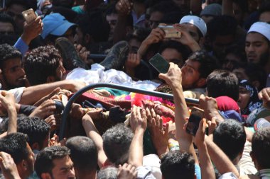 İnsanlar katledilen isyancıların cesetlerini taşıyor, Sopore kasabası, Kashmir, Hindistan, Asya 