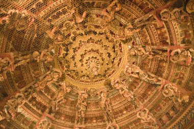 Jaisalmer, Rajasthan, Hindistan 'daki Jain Tapınağı' nın içinde oyulmuş tavan.