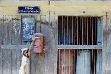 Posta kutusuna mektup atan kız, Nere Köyü, Panvel, Maharashtra, Hindistan, Asya 