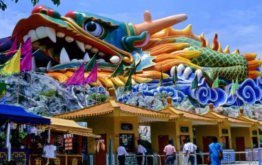 Hawpar, Singapur 'da güzel parlak ejderha ve turistlerin heykeli