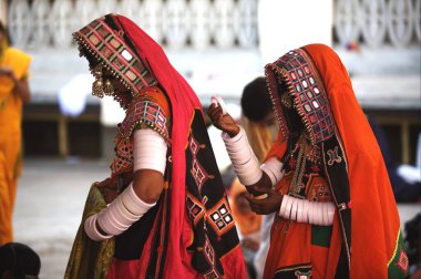 Hint Maharashtra Nanded 'da Sachkhand Saheb Gurudwara' nın dışında oturan geleneksel renkli elbiselerini giymiş göçebe kadınlar. 