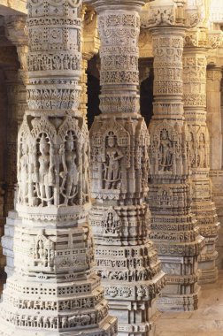 Mermer sütunlar, Ranakpur Jain tapınağı, Ranakpur, Rajasthan, Hindistan