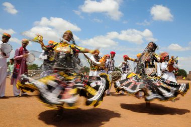 Kalbeliya halk dansçıları marwar festivalinde dans ediyorlar, Jodhpur, Rajasthan, Hindistan   