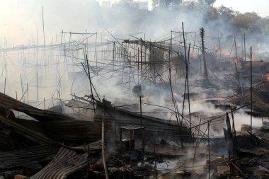 Versova 'daki Mhada kolonisinde yangın çıkmış. Maharashtra, Hindistan