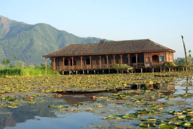 Dal Gölü Srinagar Jammu ve Hindistan Asya 'da terk edilmiş bir tekne.