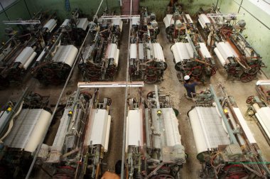 Hindistan, Maharashtra 'daki Malegaon tekstil kasabasında dokuma tezgahı atölyesi 