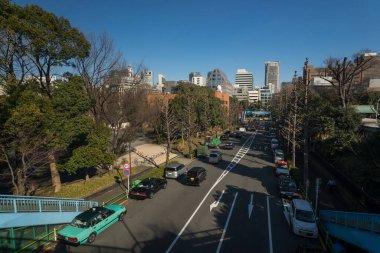 Trafik ve modern binalar, Tokyo ve Japonya 'nın yüksek açılı şehir manzarası