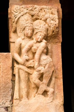 Sütun, Aihole, Bagalkot, Karnataka, Hindistan 'a oyulmuş mithuna heykelleri 