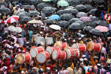 Ganesh Festivali 'nin, Bombay Mumbai, Maharashtra, Hindistan' ın batışını izleyenler.  