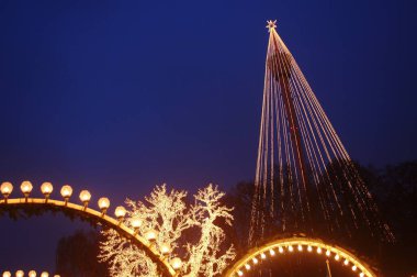 Liseberg eğlence parkında aydınlatma, akşam, kış boyunca, Göteborg, İsveç