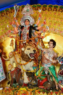 Sinha Vahini aslanı Tanrıça Durga Kali Durga Pooja kutlaması için çamurdan yapılmış iblis heykelini öldürüyor; Rajkot; Gujarat; Hindistan