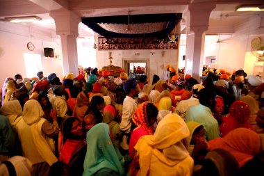 Dindarlar Anandpur 'un içinde dua ediyorlar sahib Gurudwara, Rupnagar bölgesinde, Punjab, Hindistan 