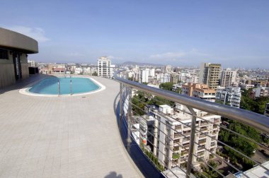 Rustomjee Buena Vista binasının yüzme havuzu, Mumbai, Maharashtra, Hindistan, Asya 