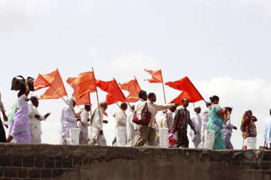 Varkari, Paduka 'yı Ashadhi Ekadashi, Solapur ilçesi, Maharashtra eyaleti, Hindistan vesilesiyle Pandharpur kasabasına taşıdı. 