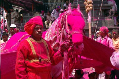 At jyotiba tapınağı olan adam, kolhapur, maharashtra, Hindistan, Asya 