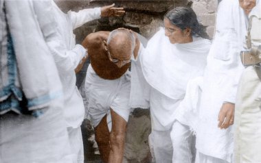 Mahatma Gandhi, Hindu Müslüman ayaklanmaları, Doğu Bengal, Hindistan, Asya, Kasım 1946 'dan sonra köyü ziyaret etti. 