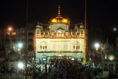 Sachkhand Saheb Gurudwara 'yı 30 Ekim 2008' de daimi Guru Granth Sahib 'in 30. yılı için aydınlattı, Nanded, Maharashtra, Hindistan 