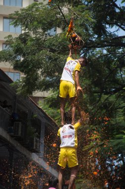 İnsan piramidi kırılmış safra kesesi, mumbai, maharashtra, Hindistan, Asya 