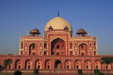 Humayun 'un mezarı 1570' te Hint Yarımadası Pers etkisindeki ilk kırmızı kumtaşı ve beyaz mermer mezardan yapılmış. Delhi, Hindistan UNESCO Dünya Mirası Bölgesi.