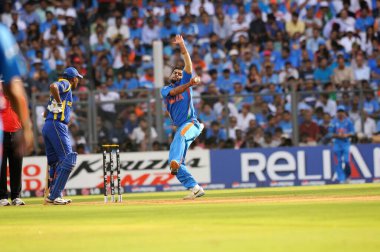 Sri Lankalı vurucu Thilan Samaraweera, 2 Nisan 2011 'de Hindistan' ın Wankhede stadyumunda oynanan ICC Dünya Kupası finallerinde Hintli oyuncu Virat Kohli 'yi izliyor.