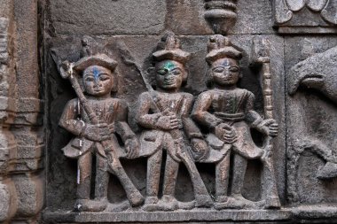 Girişte taşa oyulmuş askerler, Trishundi Ganesh Mandir (1753), Pune, Maharashtra, Hindistan 