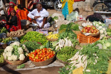 Taze Sebzeler Dükkanı, Rajasthan, Hindistan 'da Erkek Satıcılar 