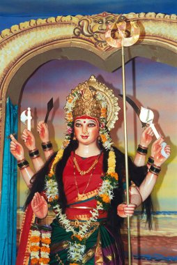 Navratri festivalinde Durga idolü Dash Bhuja 'da silah tutuyor. 