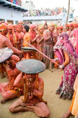 İnsanlar lathmar, holi festivali, mathura, uttar pradesh, Hindistan, Asya 'yı kutluyor. 