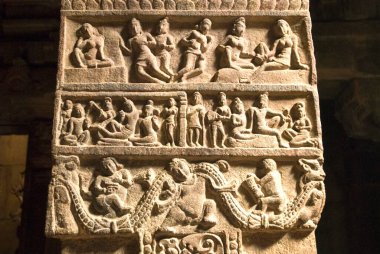 Mahabharata heykeli, UNESCO Dünya Mirası Alanı, Virupaksha Tapınağı Kraliçe Lokamahadevi tarafından Pattadakal, Karnataka ve Hindistan 'da inşa edilen Dravidiyan mimarisi.