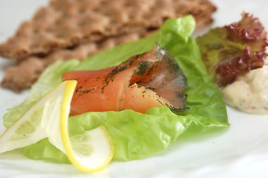 Limonlu füme somon balığı.