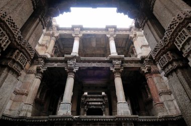 Adalaj ni Vav, Sütunlar üzerine oymalar Ahmedabad Gujarat Hindistan Asya 