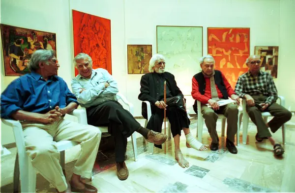 Hintli ressamlar Tyeb Mehta, Krishen Khanna, Maqbool Fida Husain, Syed Haider Raza ve Bal Chhabda birlikte bir sanat galerisinde oturuyorlar, Mumbai, Maharashtra, Hindistan 