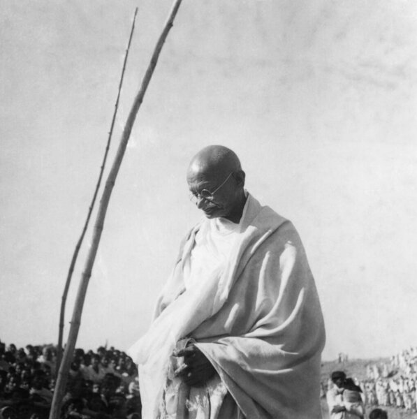 Четверо мужчин стояли перед специальным поездом Ганди в Мадрасе в 1946 году. Водитель поезда был так увлечен Ганди, что повесил свою живую фотографию перед мотором, Индия.   