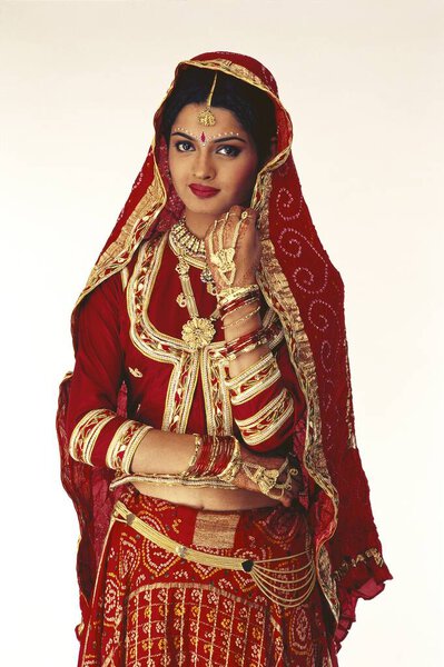 Gujarati Bride Dressed In Traditional Bridal Costume 