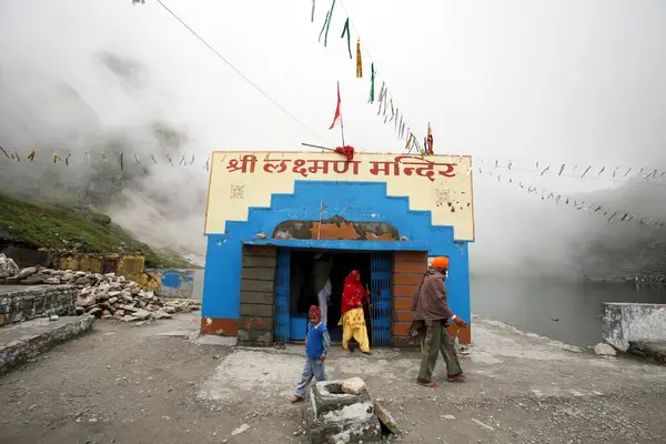 stock image Gates of the Lokpal mandir at Sikhs shrine Shri Hemkund Sahib situated 4,320 meters high at Govind ghat which is the gateway to the Bhvundar or Lakshman Ganga valley, Uttaranchal, India 