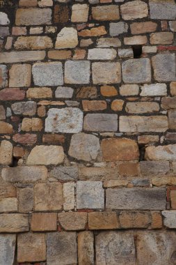 Kutub Minar kompleksindeki taş duvar; Delhi sultanlığı; Delhi; Hindistan UNESCO Dünya Mirası Bölgesi