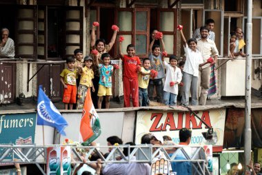 Heyecanlı çocuklar Bombay Mumbai, Maharashtra, Hindistan seçim kampanyasında çiçek yağdırmaya hazır.   