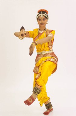 Bharatnatyam, Hindistan 'ın klasik dansını yapan kadın, Natraj, Hindistan' ın duygularını gösteriyor. 