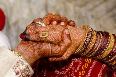 Hindu düğün töreninde gelin ve damat el ele tutuşuyor jodhpur Rajasthan Hindistan 
